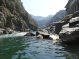 暴れ川の濁流が、山合いを流れ削りとられてできた峡谷でおます。断崖は、めっちゃ高いとこにありますわぁ!