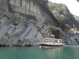 1万年ほど前に海底が、地殻変動で隆起してできた山という。濁流が、レキ岩を削り取ったようすが認められますんやてぇ!