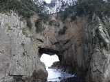 強い波が、長年繰り返し当たってでけた穴やん。岸部も岩が削りとられて、陸地が狭くなってるんやろな?狭い日本やぁ!