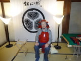 うわぁ兜、窮屈やん。鎧、なんて重たいんやぁ?走るん無理やでぇ!