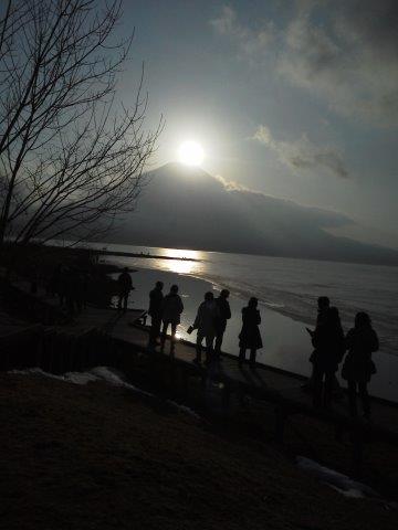 ダイヤモンド富士:雪で白い富士山に丸い太陽が、指輪のようにひっかかってる状態に写ってますかいなぁ。
