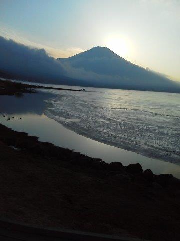 またたくまに太陽は、富士山のあっちゃ側に沈んでしまいましてんや!影絵みたいな富士山になったぁ!