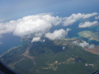 飛行機から見た西表島である。ほんま広い青い南海に浮かぶ島や。海岸線がきれいやそうな!