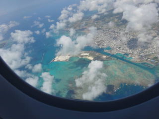 石垣空港の上空から見た石垣島。空と海の色あい、海岸線もはっきりくっきりやそうな!
