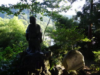 逆光でなぁ、それに古いんでなぁ、判りにくいんやそうな!
