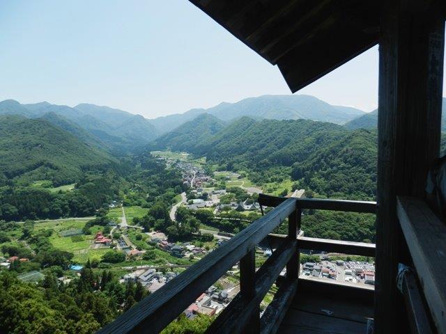 高い山寺からの絶景。ほんまにぃ 見事な景色でおまっかぁ?