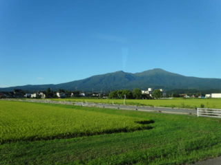 山形県の北の端にある2200mほどの山ですねん。すきまだらけの岩山やそうな?