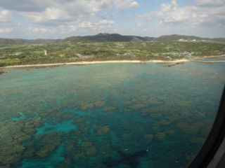 思ってたよりも でっかいなぁ、奄美大島! 手前のちっちゃい島が喜界島なんやろな大阪から600kmほどやったかなぁ?