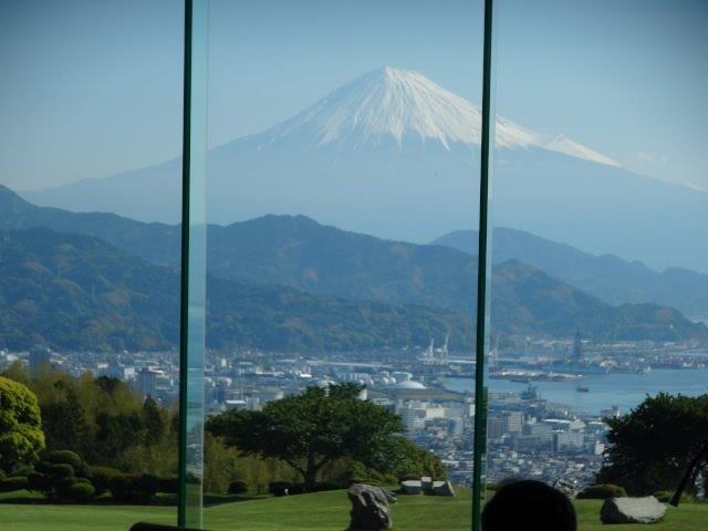 ちょっと遠いけんど、晴れてるんできれいな富士山やぁ!窓枠もなぁ!