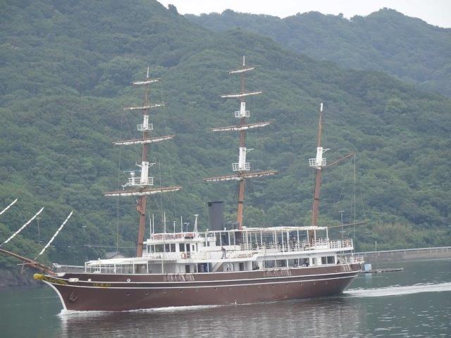ちっちゃい船では、潮の流れに負けるんでなぁ?でっかい500人乗り観潮船でないとなぁ!