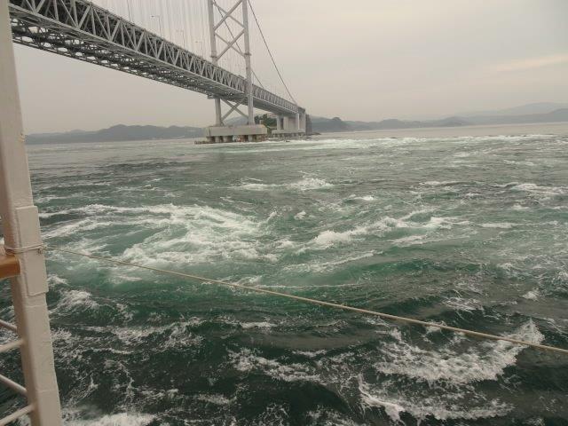 海水が、勢いよくぐるぐる渦をまいてますんや!真ん中が、くぼんでますんやでぇ!