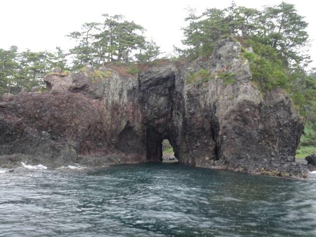 底が浅いんやってぇ!この観光船、底が岩にぶつかるんやてぇ?