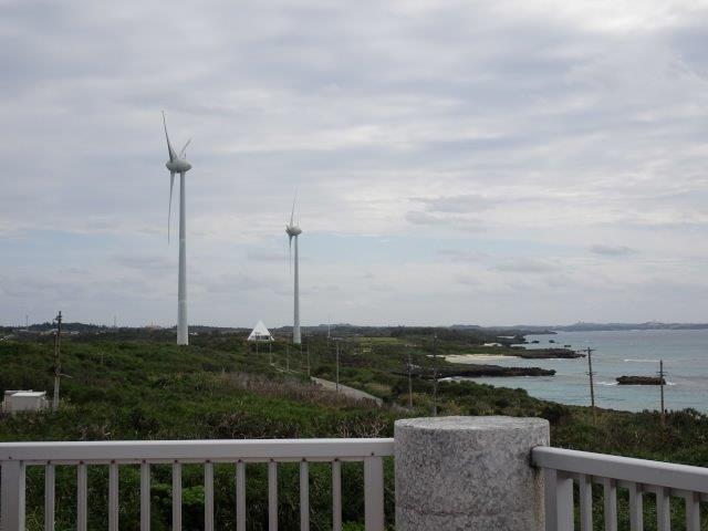 離島の岬じゃ、強風がいつも期待でけますなぁ。でっかい発電量でおますぅ!