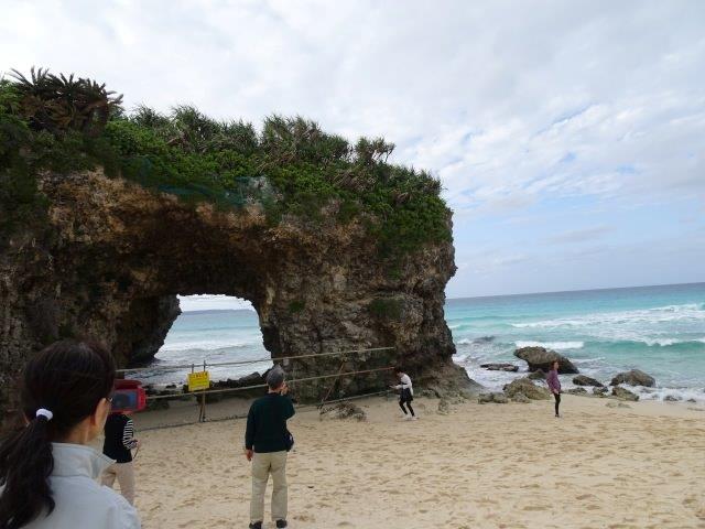 道路から海岸に出ると、ほんまぁ砂山超えて浜辺に降りましてん!波と風が押し上げてんかぁ!