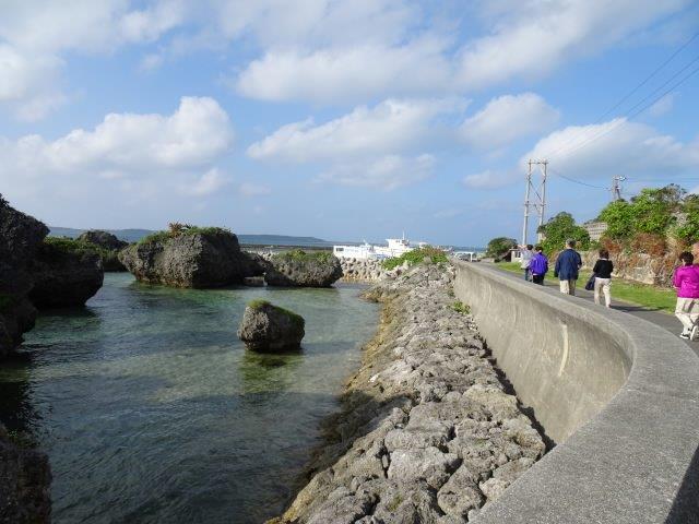 強い風の海岸やぁ!あれは池間島かなぁ?
