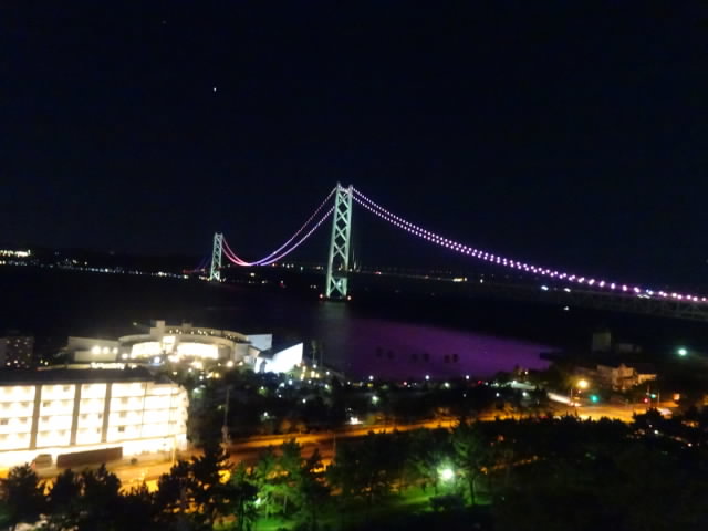 ライトアップされた明石海峡大橋、いろんな色の光を当ててるんやそうな?元の色は、目立たない色なんやてぇ!