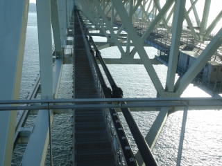 流れの速い海流、ずっと向こうは大阪湾でおますぅ!