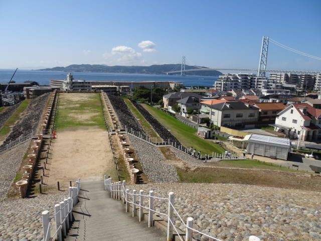 円墳の上からだとよく見えるという明石海峡!