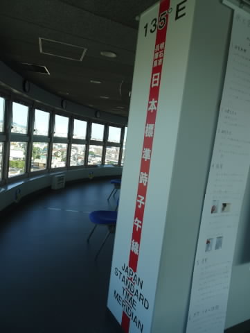 右側と左側に東経135度と直線で明示してますんや!