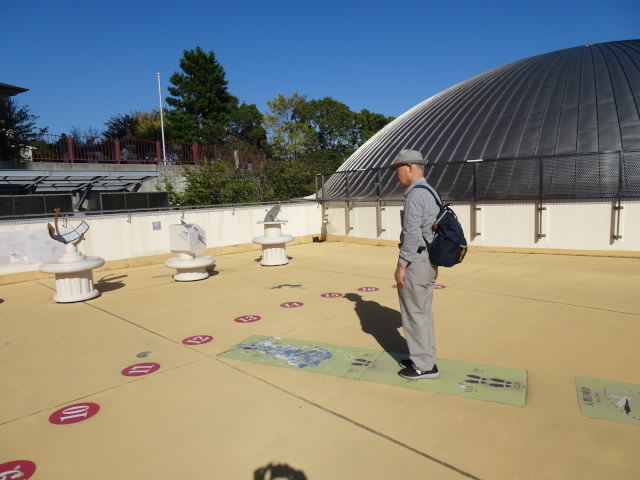 おいらが足形にのったら、影ができたぁ!時刻は、なんかアバウトやったぁ!