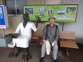 恐竜が博士スタイルで座ってますんや。おいらもそこに座ってんや、雨の時間待ちでっせ!
