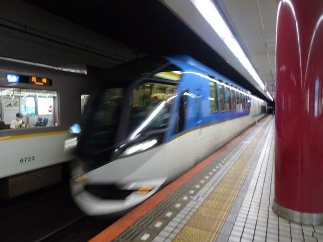 暗がりからホームに現れた特急シマカゼ!ぼやけてまんな。デジカメやんしゃぁおへん!