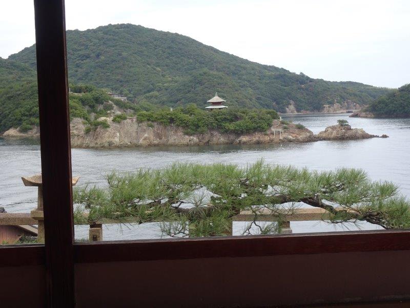 絶景・鞆の浦。海と点在する小島の光景。きょうは、曇りの天気なのがなぁ?
