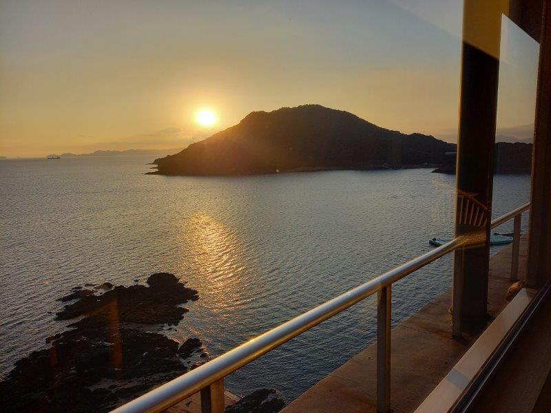 朝早く起きたら、むっちゃええ天気でしてん。朝陽のこぼれる鞆の浦、きれいなんやそうな!