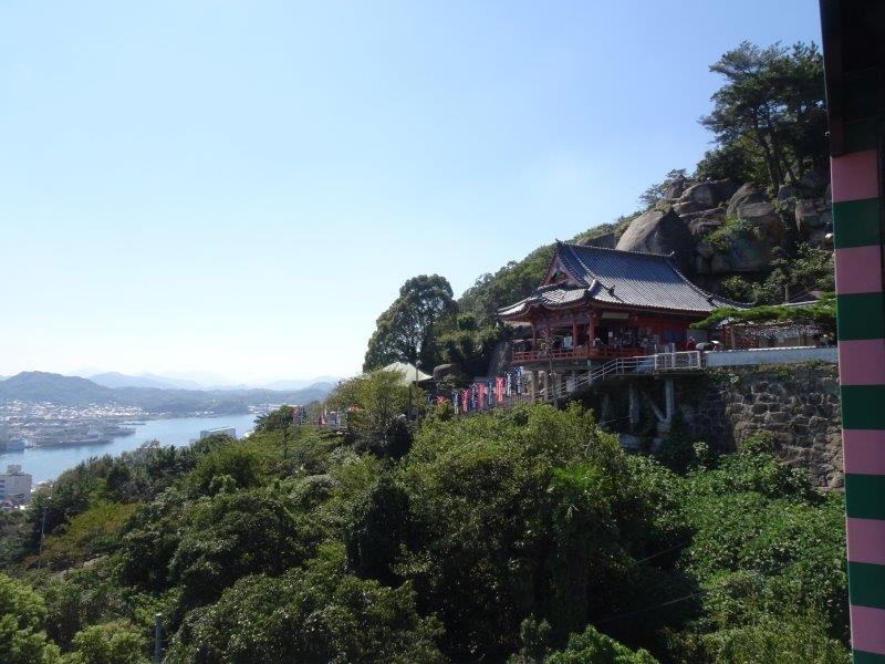 ロープウエイからパチリでおます。 瀬戸内海も島だらけなんやぁ。ほんで、ながれの速さもかわるんやわぁ!