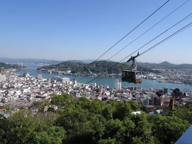 おお すんばらしい!みなはん、絶賛でみとれる光景やそうな。青い海あり、あちこちに小島あり、見事な一枚絵やってぇ!