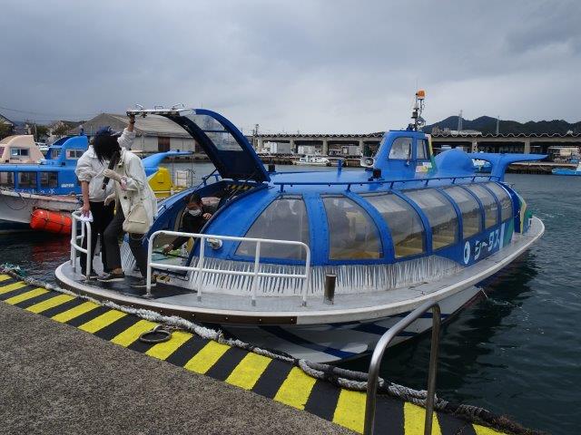 ちっちゃい観光船、なんか、鯨みたいなボートやん。あっ 潮水、吹き上げたぁ。おおデモンストレーションやぁ!