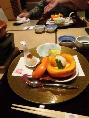 でっかい柿の皮を器にしてますんや。その中にいろんな食材が入ってましてんや。うまいもんばっかしやったぁ!