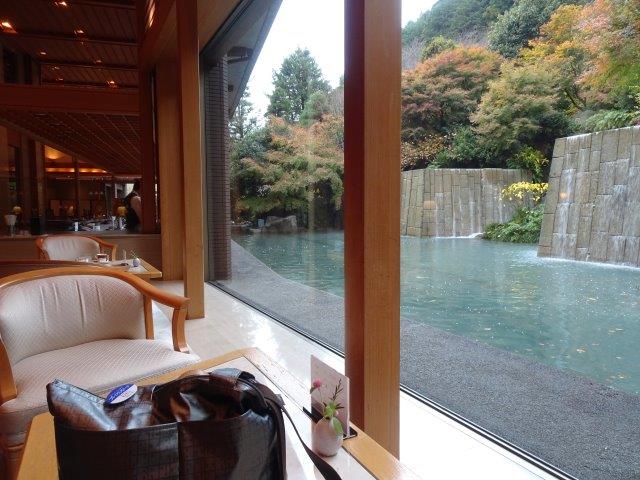 山あいを流れおちてくる音信川の滝