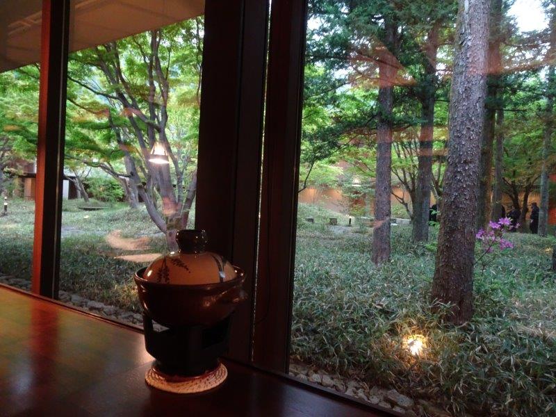 この前を流れてる川が鬼怒川の上流でおますわぁ?ほんま 奥深い山の中やぁ!界 川治ホテルやぁ。