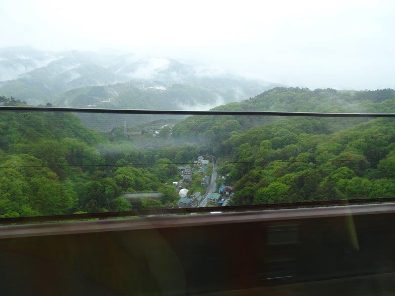 山中の民家、スキー場の民宿なんやろかぁ?ここ群馬県がわの入り口前でんにゃ。関越トンネル近いとこでおますわぁ!