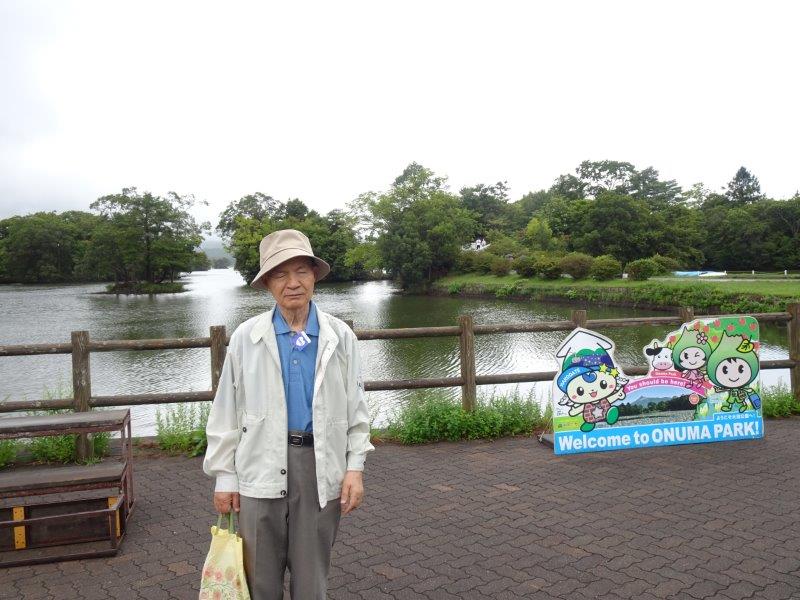 小島もいくつもあり、向こうにゃ駒ヶ岳あるんやがぁ?曇り空の大沼公園!