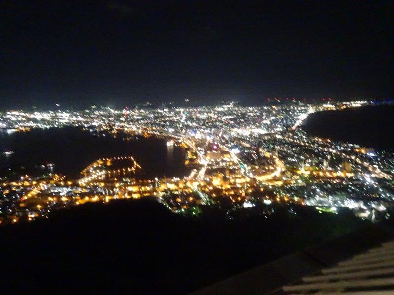 夜景の見物客でごったがえす狭い函館山の展望台。夜景ちゃんと写ってるんかいなぁ?