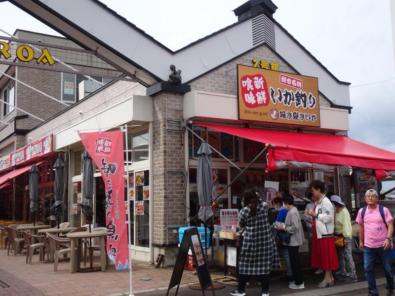 函館の朝市の広場!朝市は12時までやん。もうちょっとですわぁ。ほんでか、店先の買い物客まばらやな?