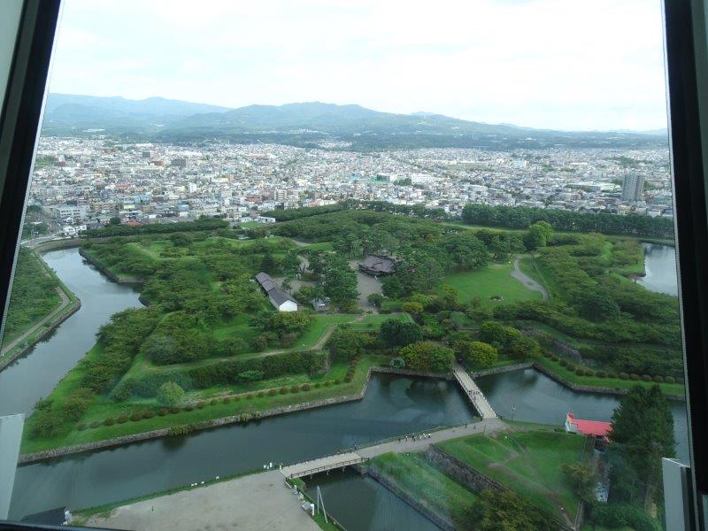 五稜郭は、木造平屋建てやったそうな。今は、一部の建屋があるだけ。通路と草地やってぇ。☆の形の跡地!