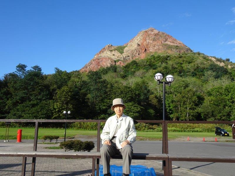 秋雨前線で曇ってますんやわぁ。昭和新山、見得へんという。10年前ぐらいまでは、ここで団体の記念撮影ポイントでしてん。