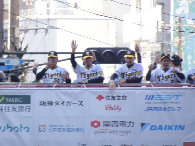 三台の車やってん。観客だらけで、ようわからへんかったぁ!たまたま写ってましてん。べりぃ グッド!