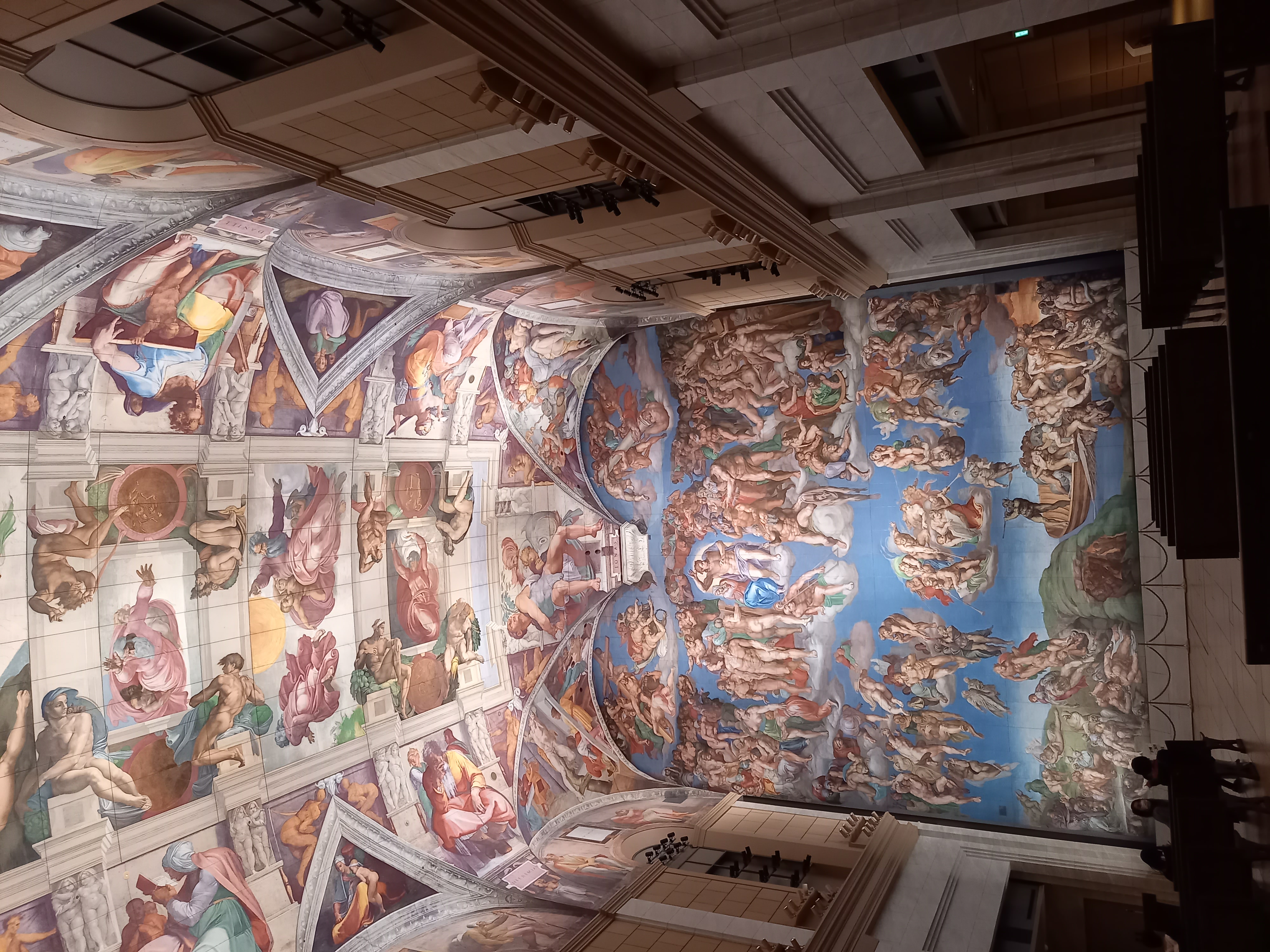 ブァチカン市国・ サン ピエトロ寺院のヒスティーナ礼拝堂、内部のぎょうさんな陶板画。