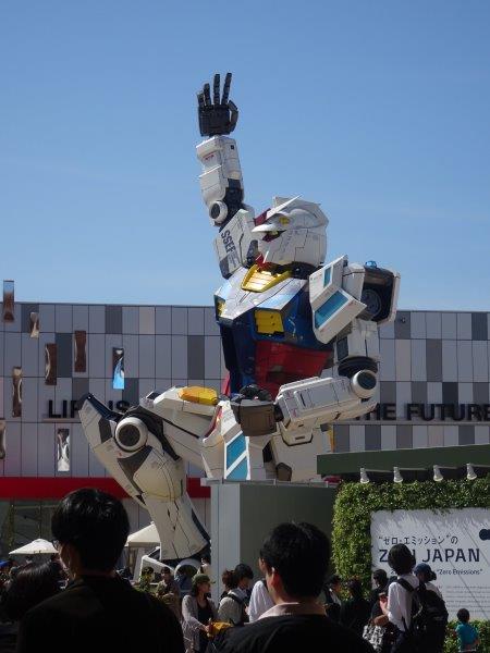 ガンダムの立像でおます。リングの外側にありましたぁ!国内パビリオンは、みんな外側でしてん。予約ないとあかんわぁ!