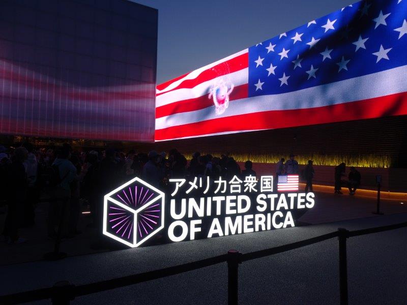 きょう一番の幸運でしてん。米国館にはいれることになってん。記念写真やぁ!