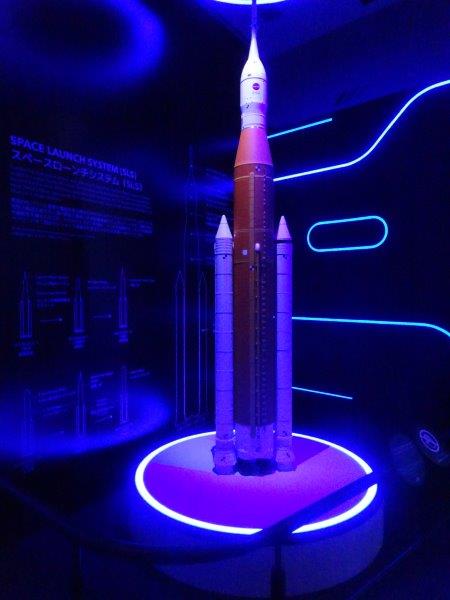 月へ打ち上げる直前のロケットでおます。記憶ありますわぁ!