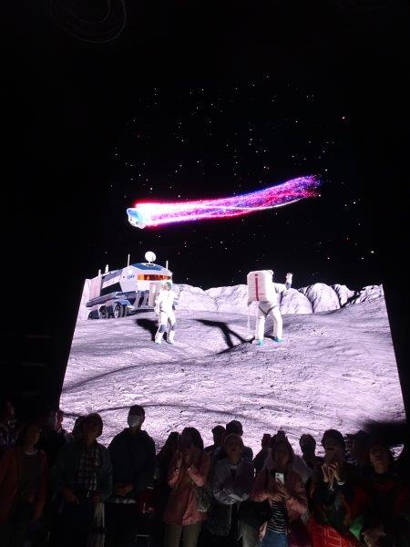月面を歩く宇宙飛行士!月ロケットで月面着陸してんやなぁ?