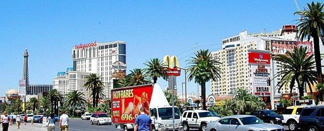 �����̑�ʂ�ŁA�X�g���b�v�X�g���[�g���Č����܂����I�����Ȕh��ȃf�U�C���̃z�e�������傤���񂨂܂��B�G�b�t�F�������Ȃ��I