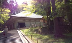 中尊寺・金色堂でおます。北の藤原一族の繁栄の証でんな!