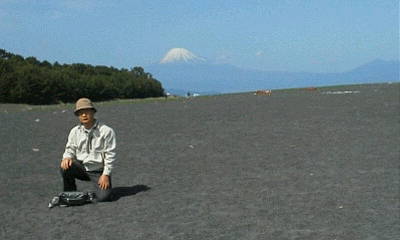 海岸から見ると、松林の上に出てるみごとな姿の富士山やそうな!