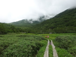 昨日の雨で濡れた板の上を歩く。折れ曲がったり傾いたりしてまんにゃ!